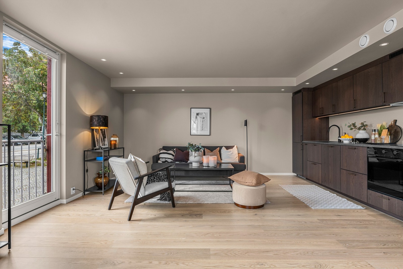 Den åpne planløsningen bidrar til en sosial atmosfære. Galleribilde