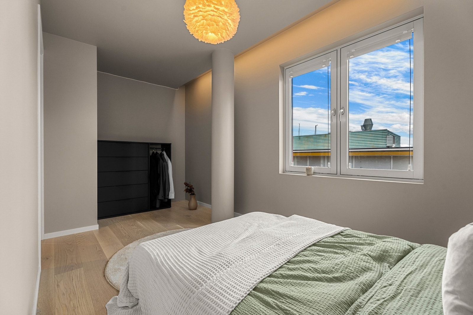 Legg merke til lyset langs taket som gir en ekstra avslappende følelse på soverommet. Flott detalj! Galleribilde