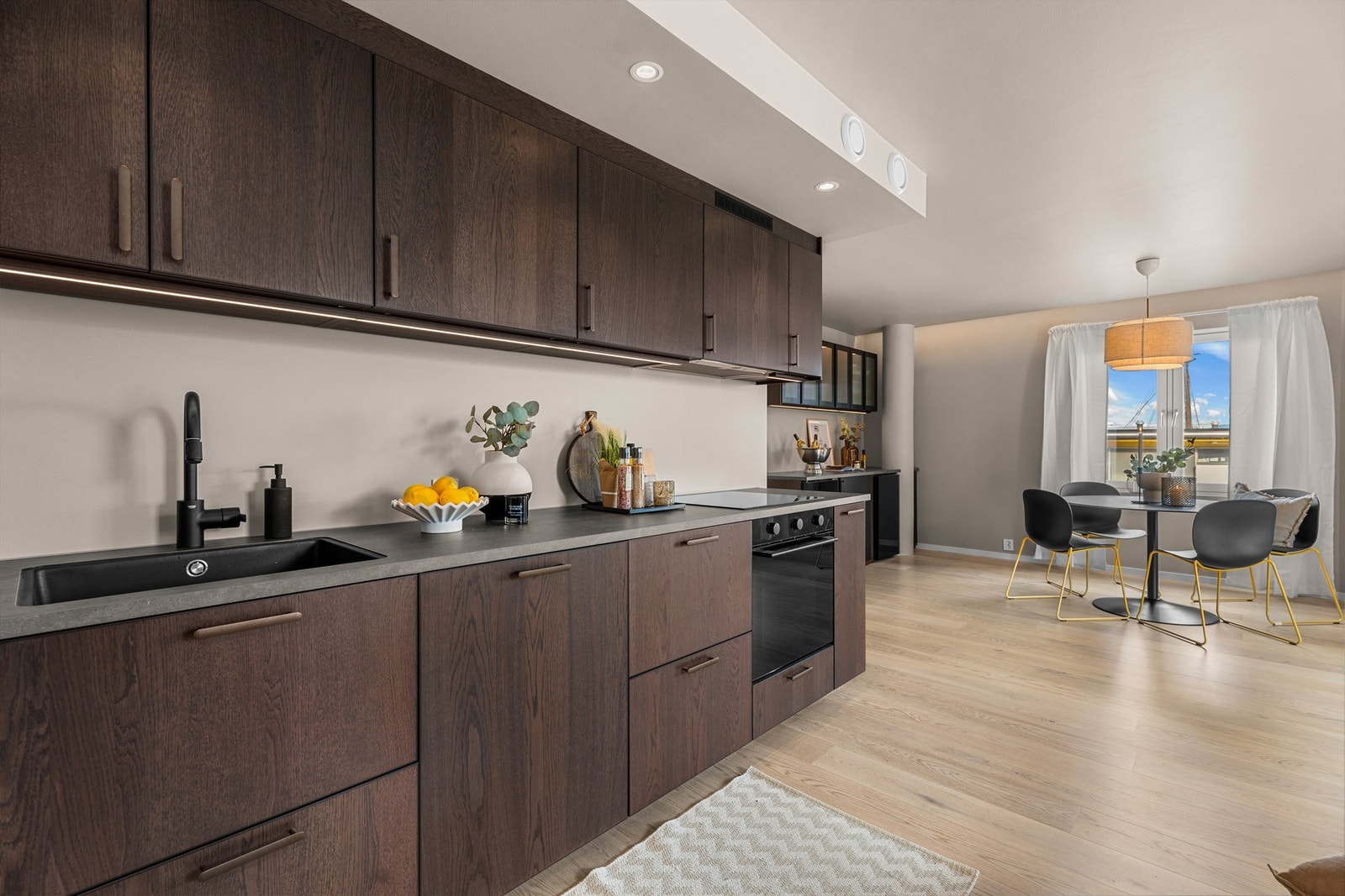 Stue- og kjøkkenarealet er på 39 kvm. Takstmann har gitt kjøkkenet tilstandsgrad 0 på alle undersøkte områder. Galleribilde