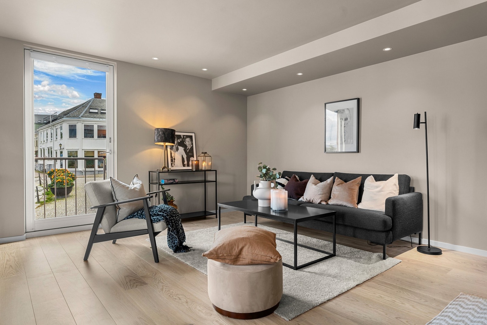 Lys og trivelig stue med god plass til møblering. Galleribilde