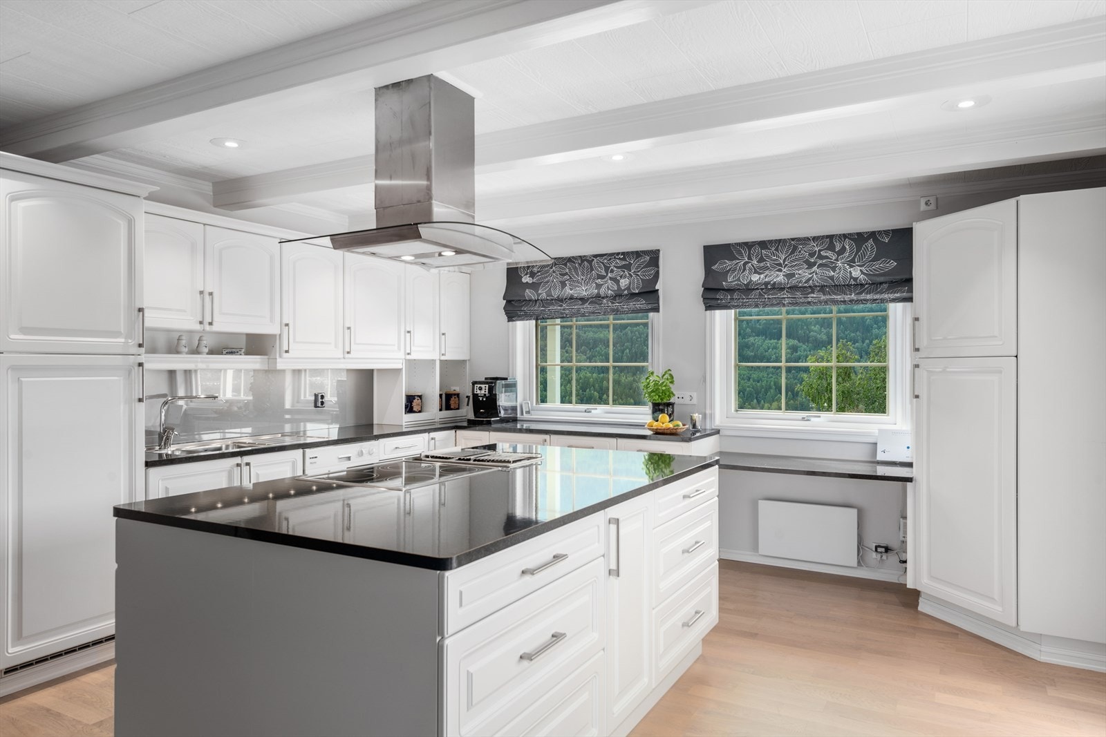 Fint og lyst kjøkken med innredning fra Huseby Kjøkken! Galleribilde