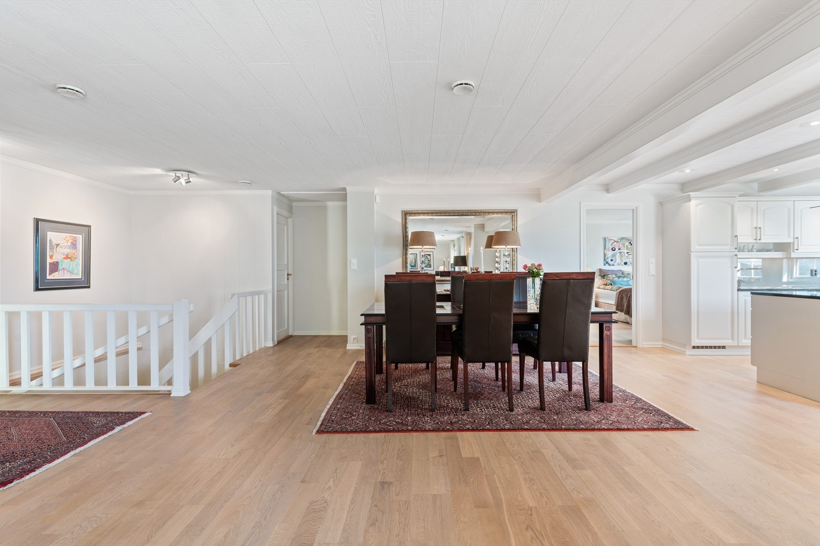 Fra kjøkkenet er det inngang til boligens hovedsoverom. Galleribilde