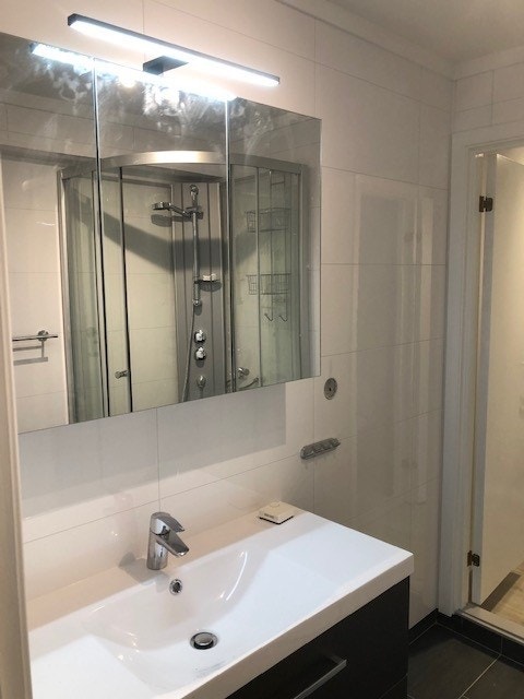 Badet er innredet med dusjkabinett og servantskap. Galleribilde