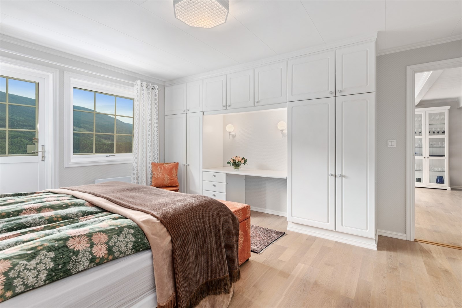 Godt med lagringsplass i plassbygde garderobeskap. Galleribilde