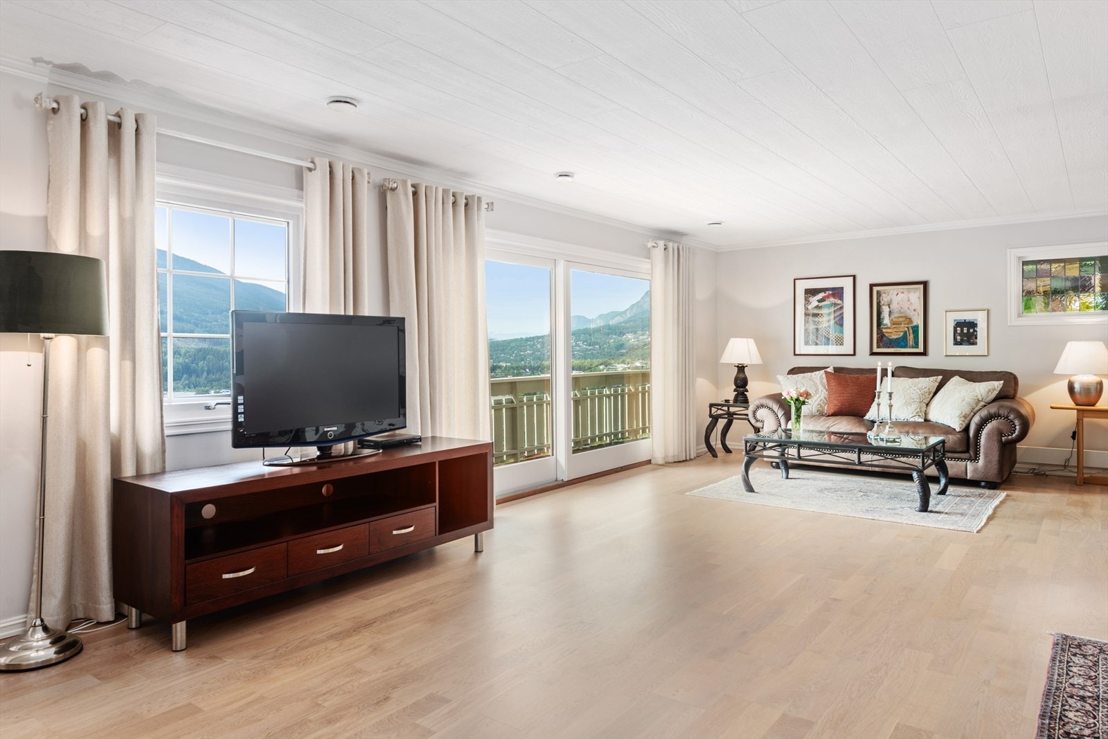 Fra stuen er det utgang til stor terrasse som er overbygget. Galleribilde