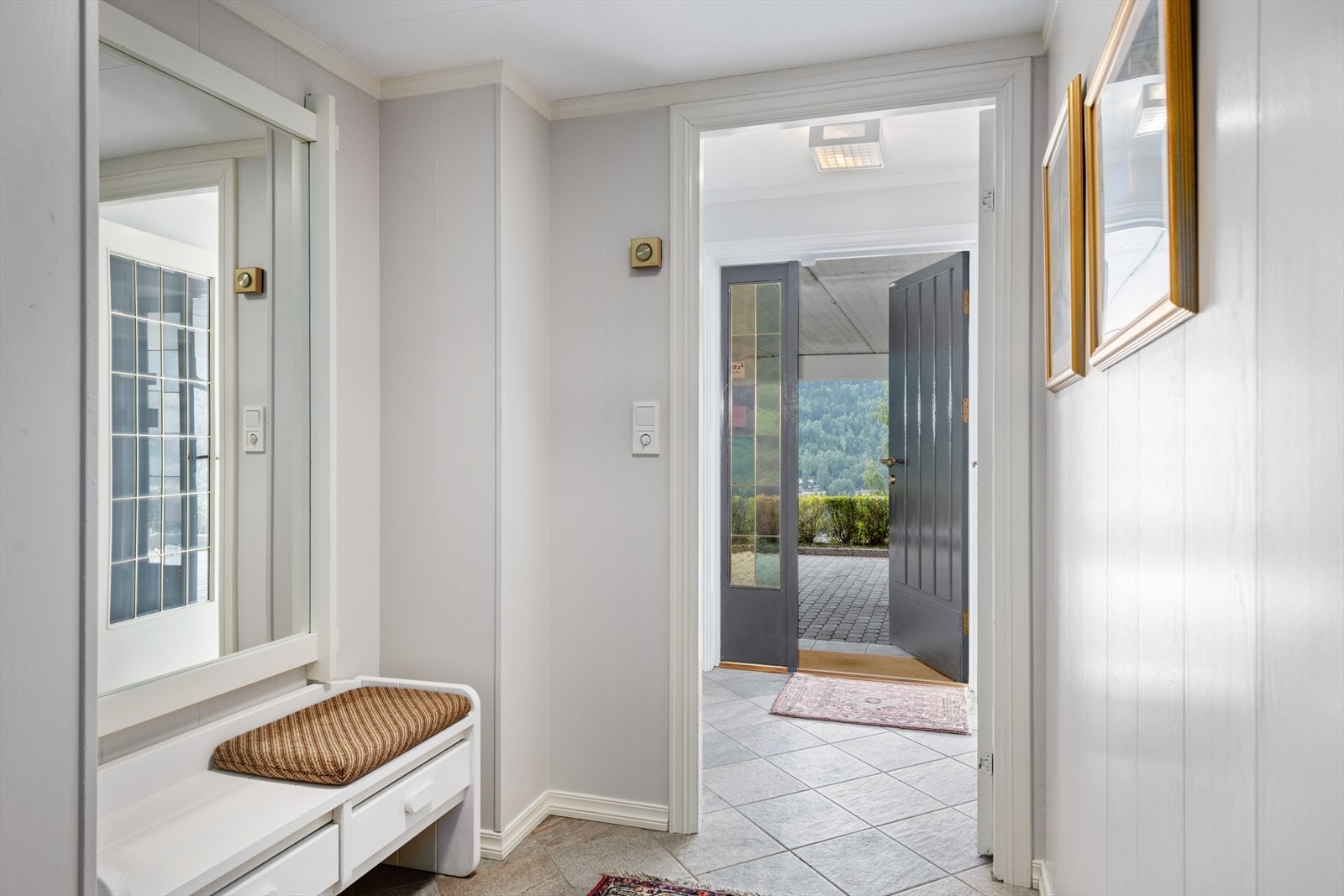 Flislagt entré og gang med varmekabler. Galleribilde