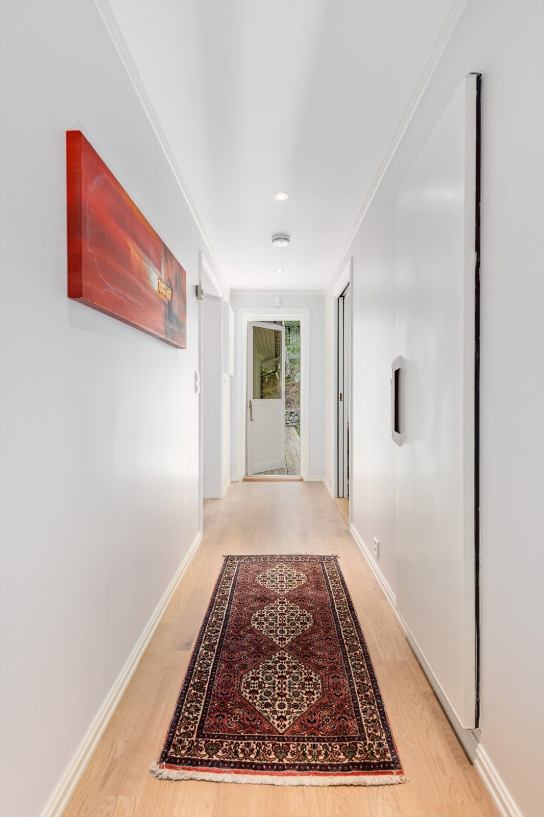 Eget kjølerom i gang mot soverom og vaskerom. Her er også en utgang til terrasse/hage. Galleribilde