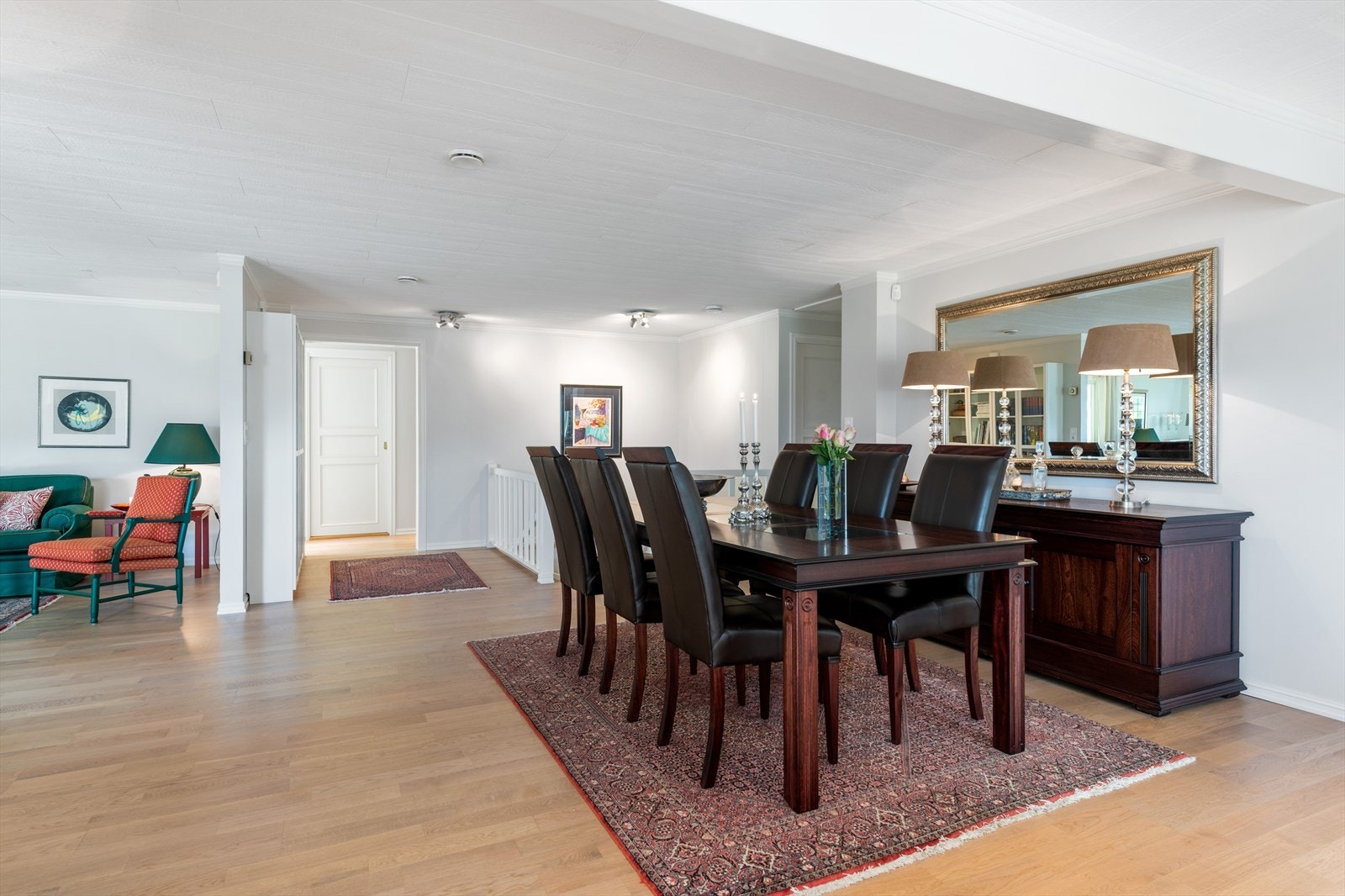 Ved kjøkkenet er det naturlig plass til en stor spisegruppe. Galleribilde