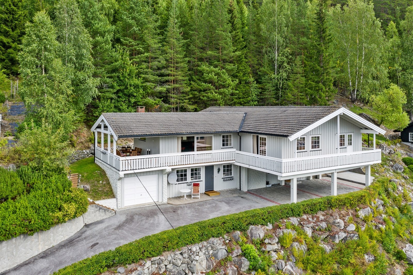 En stor enebolig over 2. etasjer med utleieleilighet i underetasjen. Galleribilde