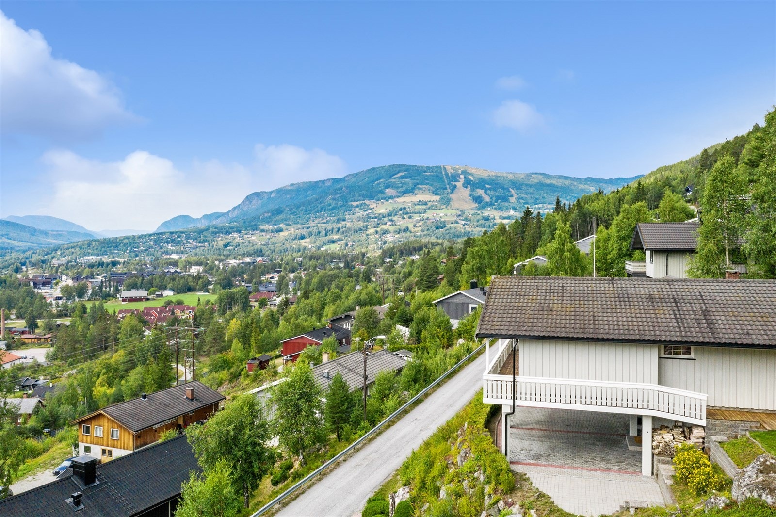 Det er også lett tilgang til et flott turområde med merkede sti- og sykkelløyper. Galleribilde