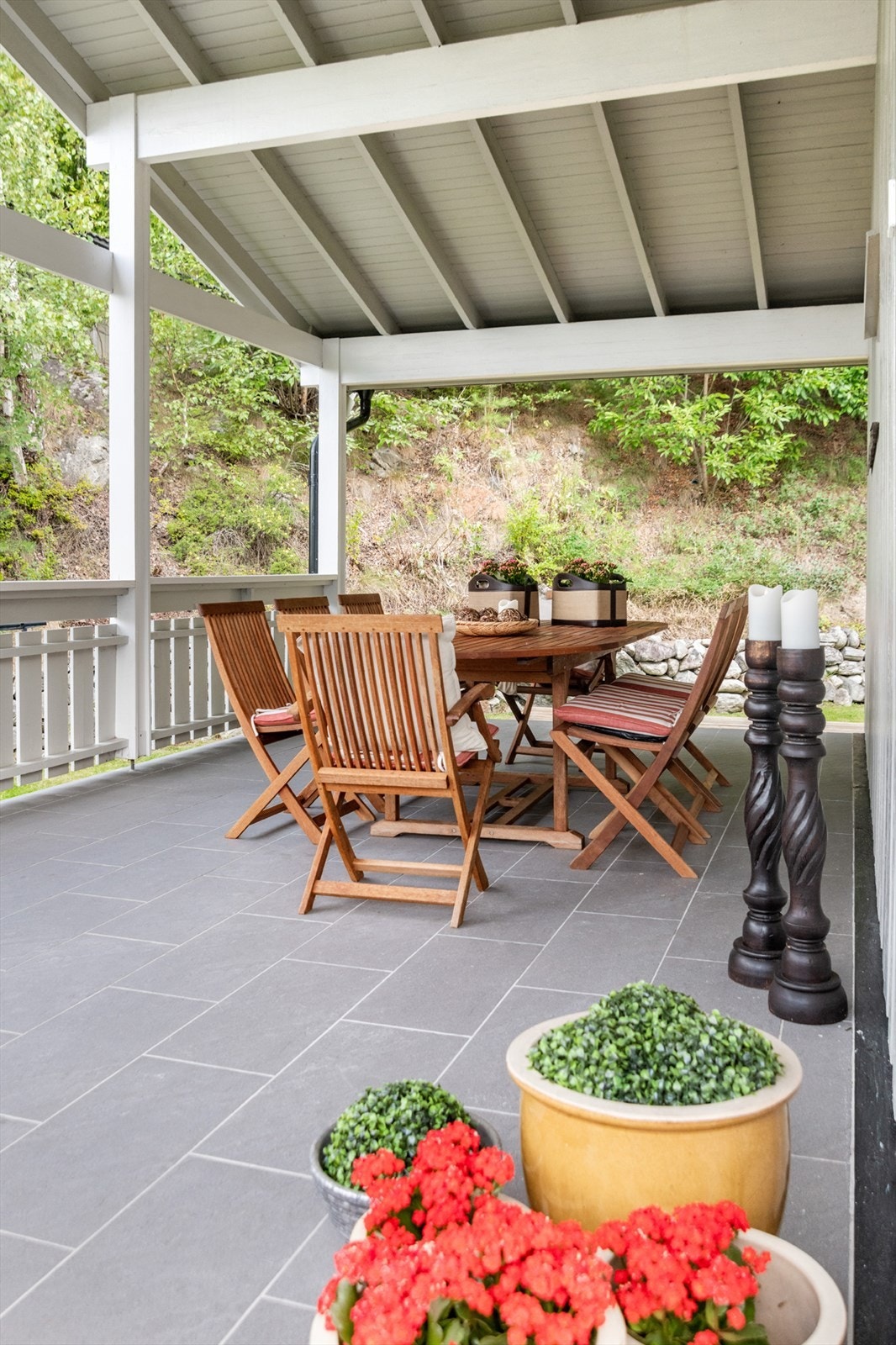 Terrassen som strekker seg rundt mesteparten av huset fører til hagen på baksiden av huset. Galleribilde