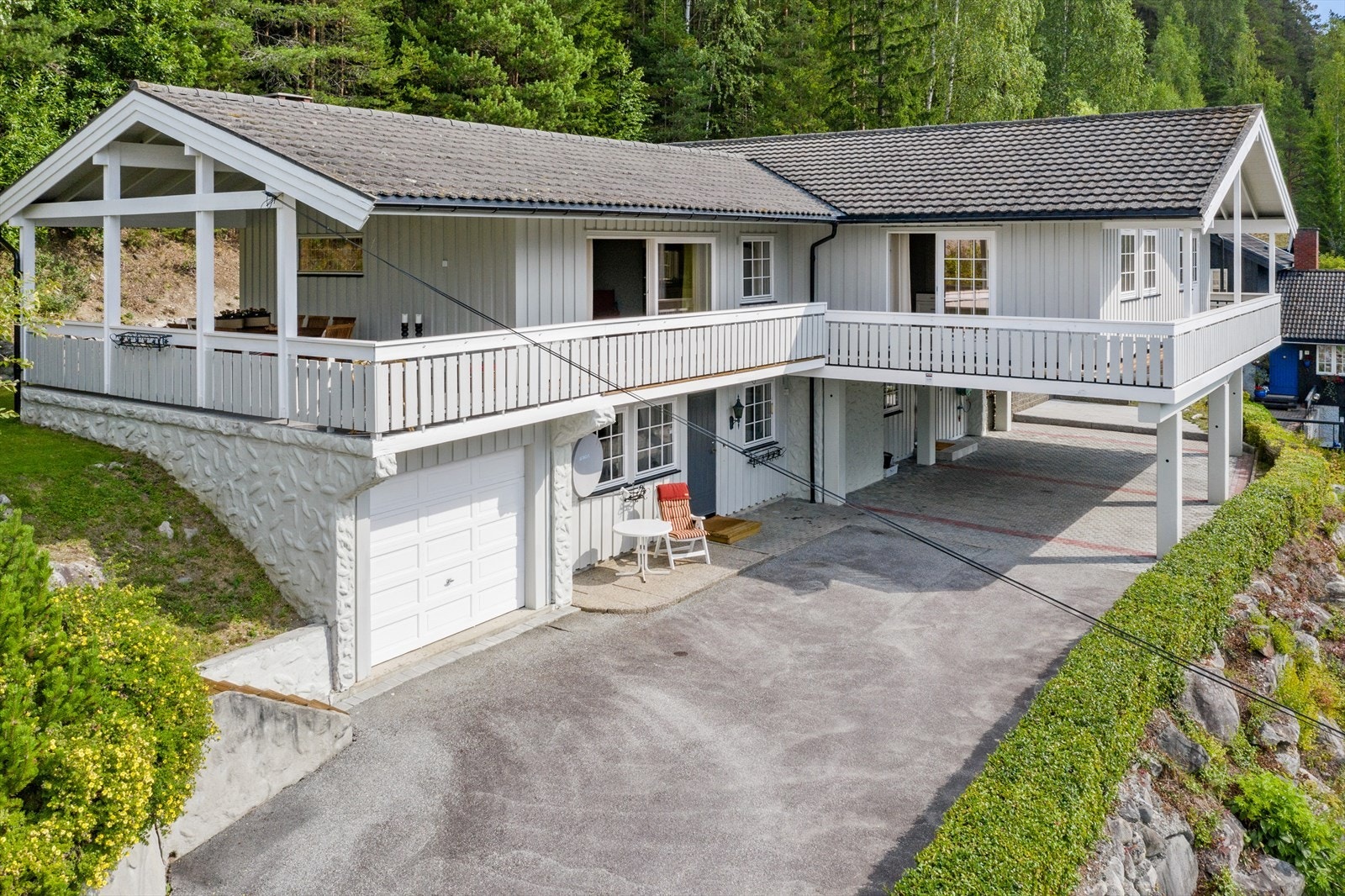 Gårdsplassen er asfaltert og brosteinslagt og det er god plass til parkering under carport samt i garasje. Galleribilde