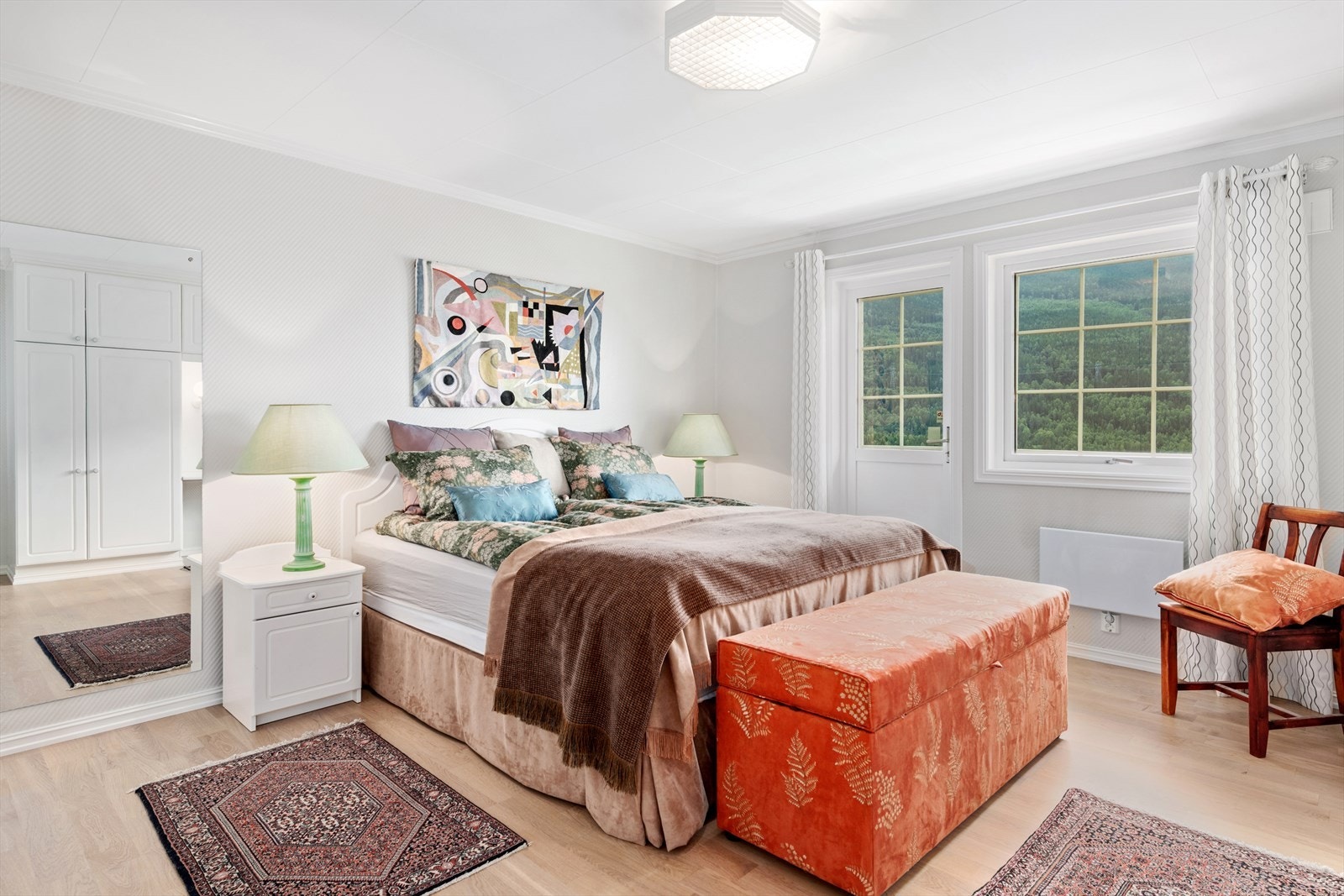 Stort soverom med utgang til terrassen. Galleribilde