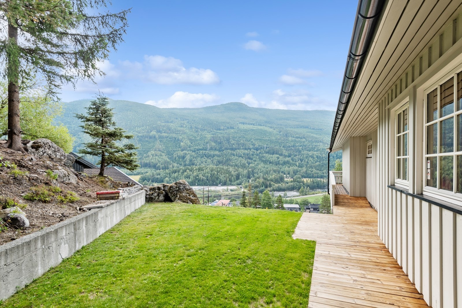 På begge sider av huset er det gressplen. Galleribilde