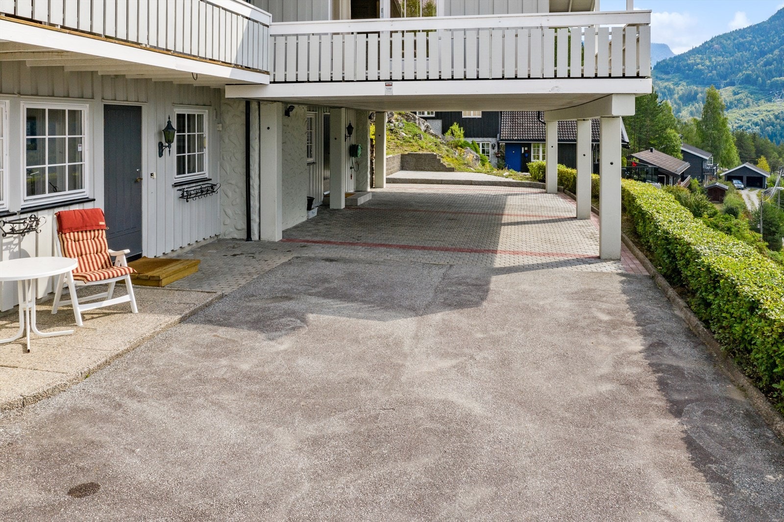 Leiligheten har egen inngang med en liten steinlagt platting. Galleribilde