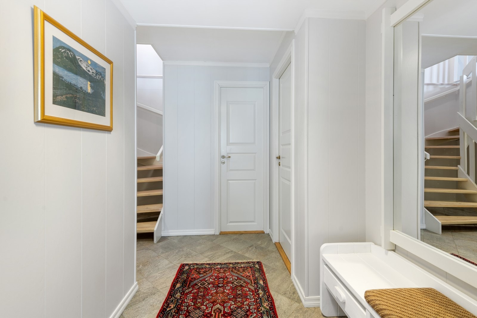 Fra gangen er det inngang til et praktisk toalettrom og to boder med god oppbevaringsplass. Galleribilde