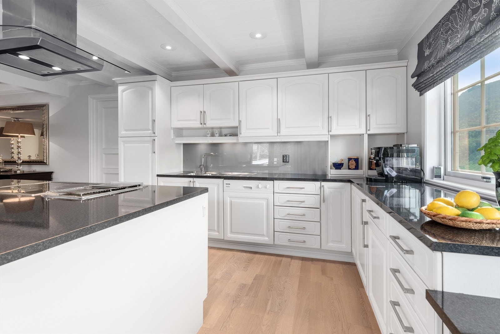 Det er montert glassplate mellom benkeplate og overskap. Galleribilde