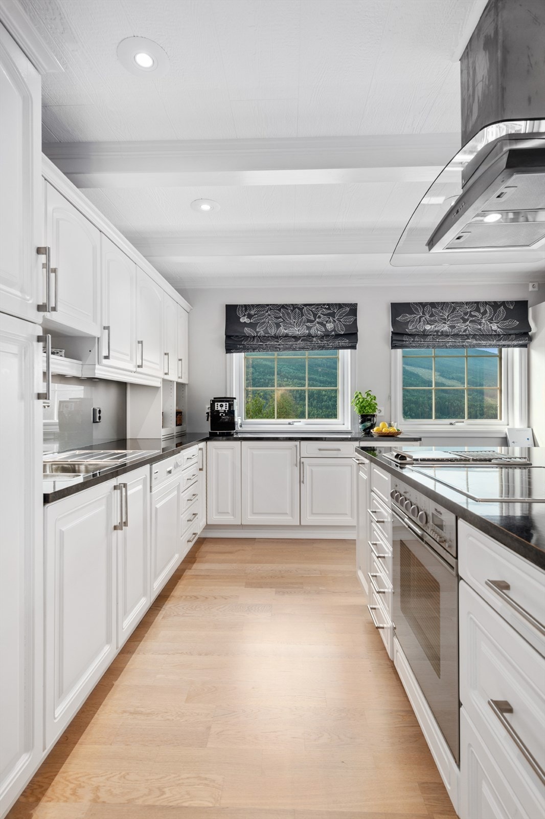 Kjøkkenet har god benkeplass, over- og underskap. Galleribilde