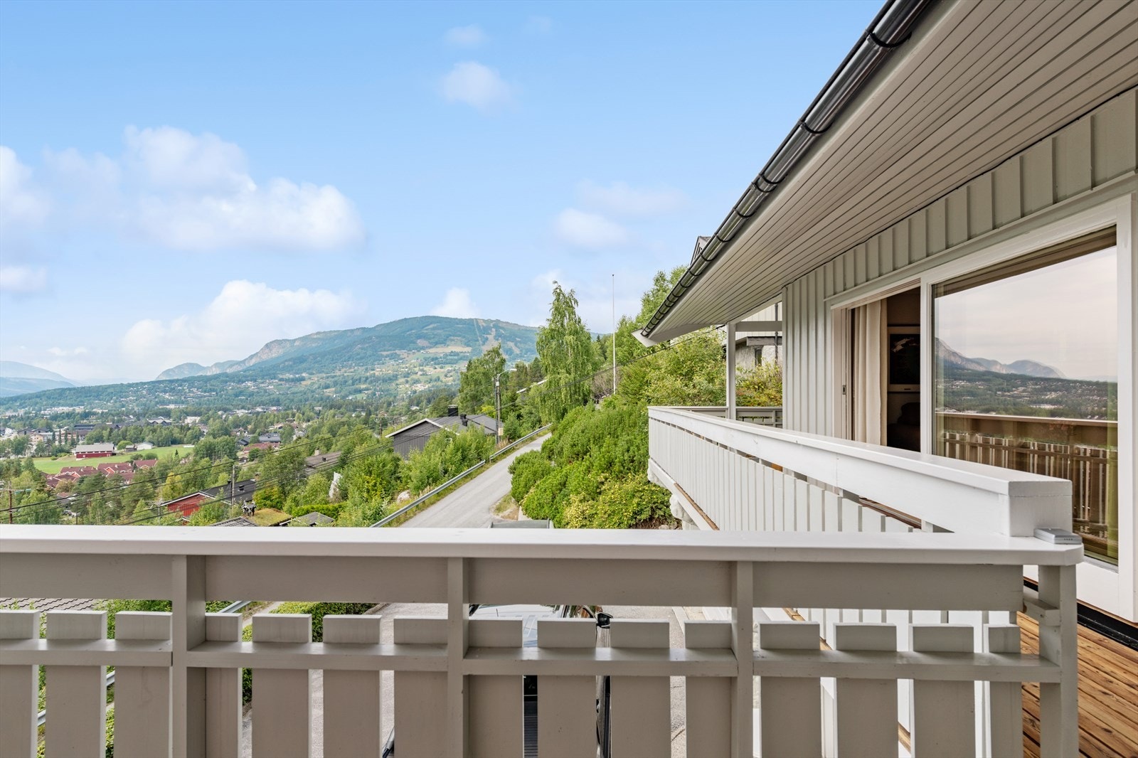 Eiendommen ligger luftig og solrikt til med fin utsikt utover Gol. Galleribilde