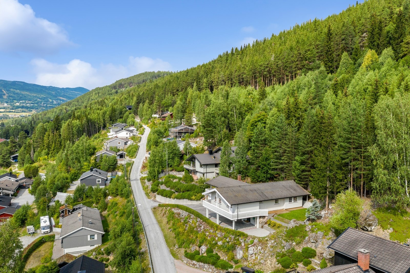 Boligen ligger i et veletablert og sentralt nabolag med kort vei til barnehage, skole og Gol sentrum. Galleribilde