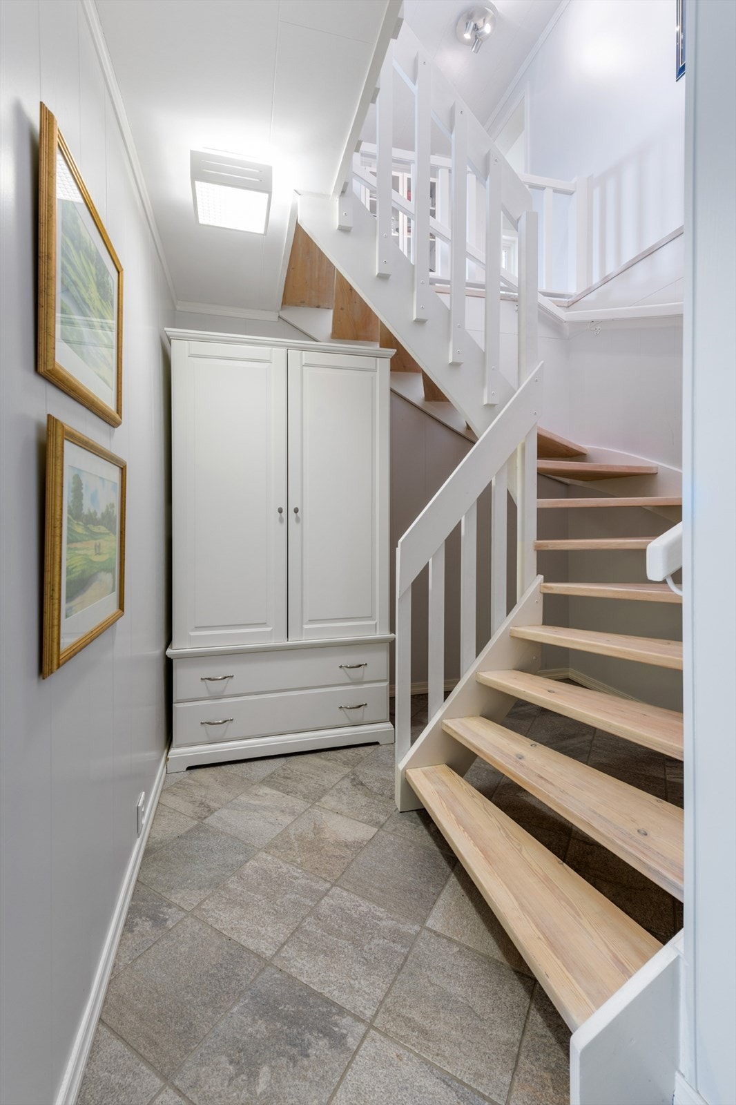 Pent trappeløp mellom etasjene. Galleribilde