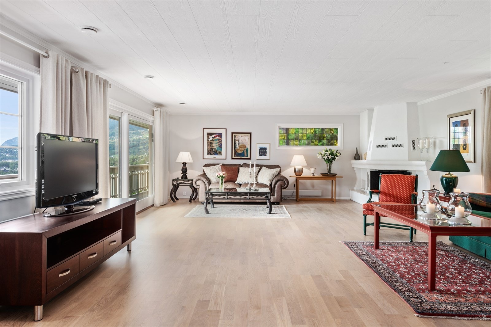 Boligens stue er av svært god størrelse med plass til møblering i flere soner. Galleribilde