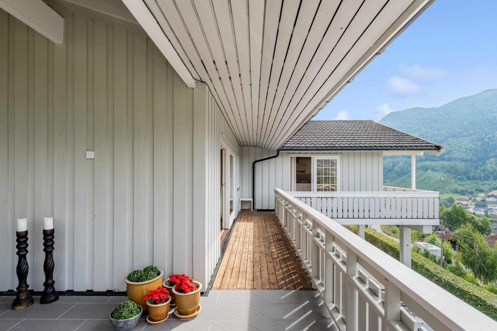 Her kan det møbleres i flere soner slik at man kan flytte seg etter sol/skygge som man vil. Galleribilde