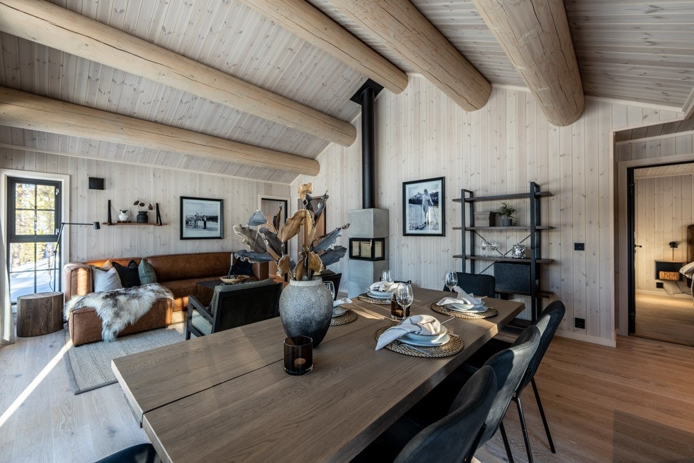 Tak og vegger ferdigbeiset panel fra Moelven i fargen Morgendis fra Galleribilde