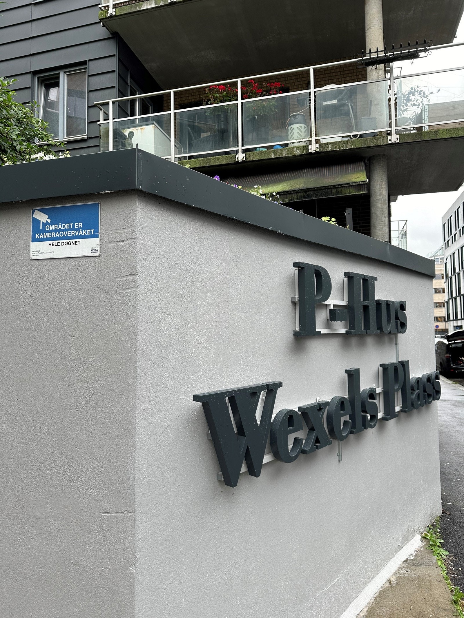 Kameraovervåkning. Innkjøring med eletrisk port Galleribilde