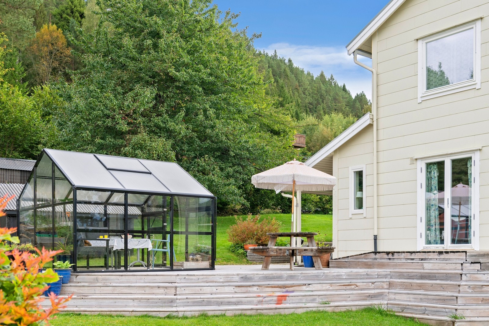 Eiendommen har et pent opparbeidet uteområde. Galleribilde