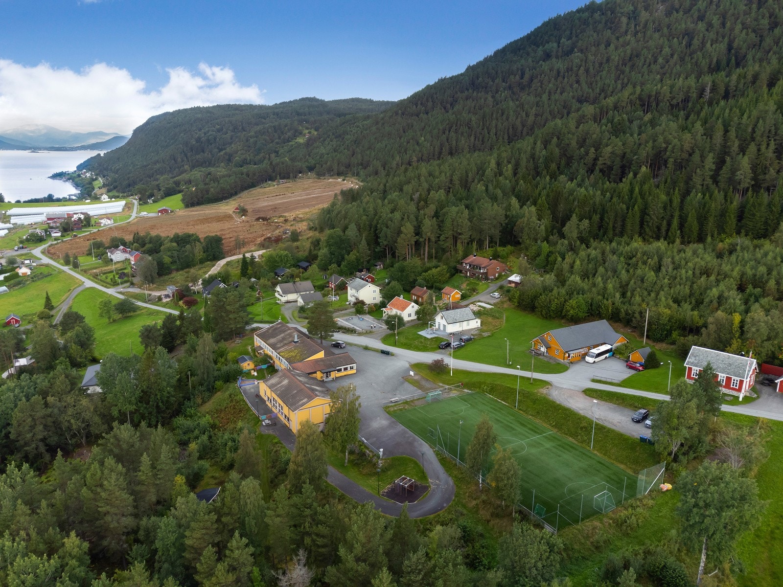 Eiendommen ligger sentralt til på Sekken like ved Sekken oppløringssenter og Samsen. Galleribilde