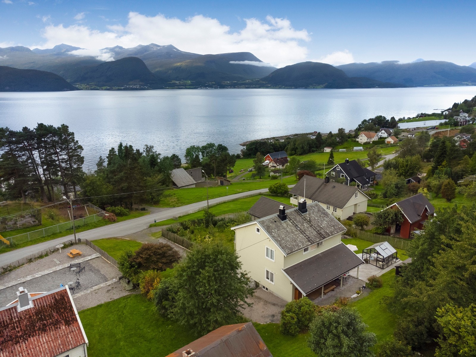 Fra eiendommen er det flott utsikt til fjord og fjell. Galleribilde