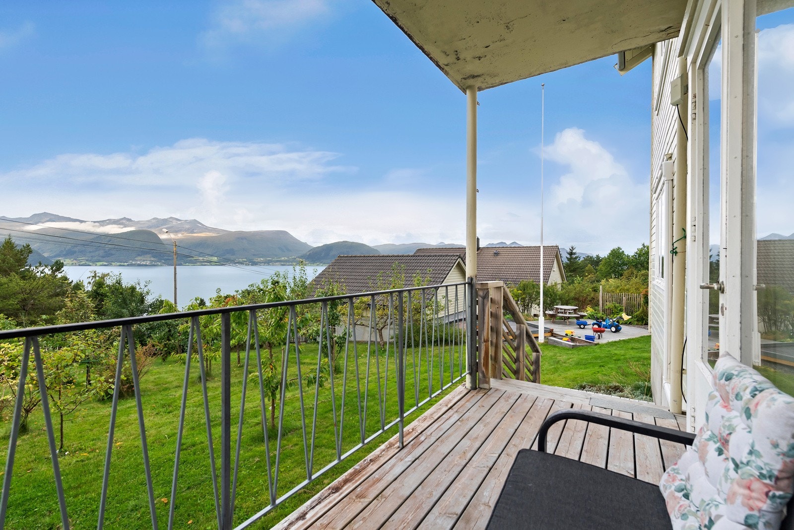 Fra balkongen i 1. etasje det flott utsikt mot Romsdalsfjorden. Galleribilde