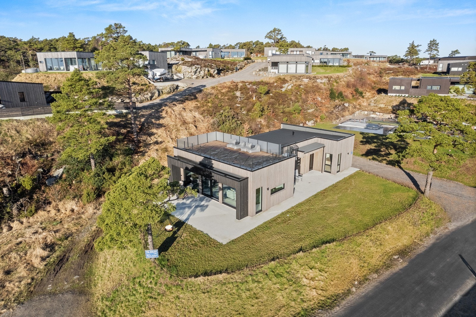 Hytta har en fin beliggenhet med friområde i forkant og ved siden Galleribilde