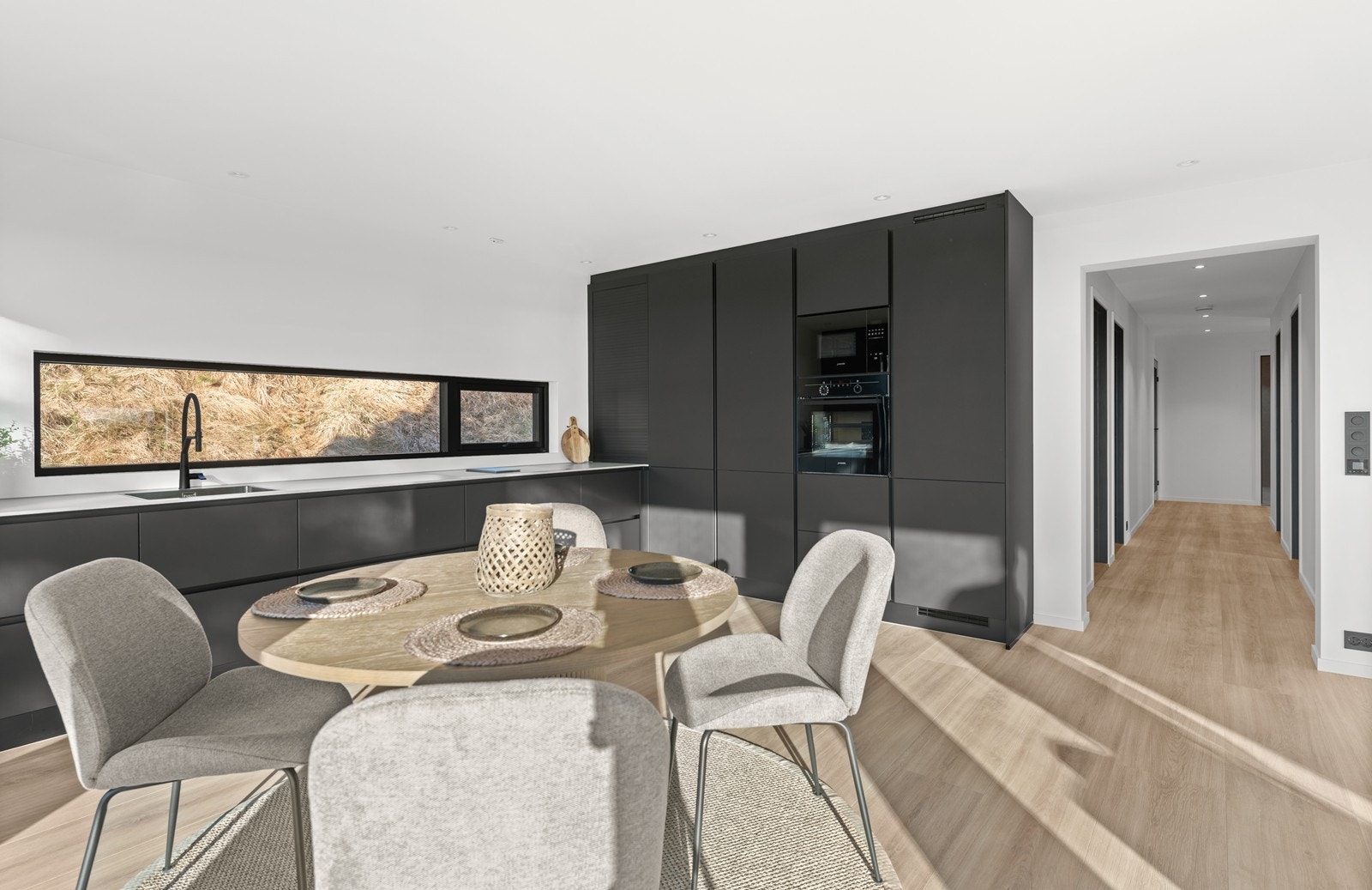 Videre inn i gangen er det to bad, fem soverom og bi-inngang/bod Galleribilde