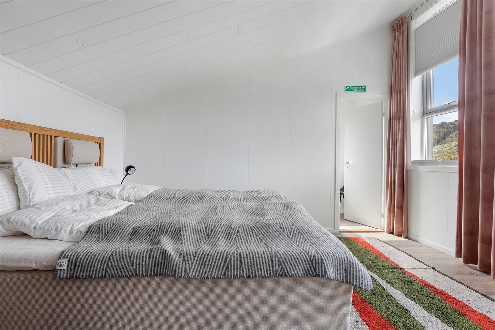 Det er en bod ved siden av soverommet hvor det er satt inn et vindu som en ekstra rømningsvei Galleribilde