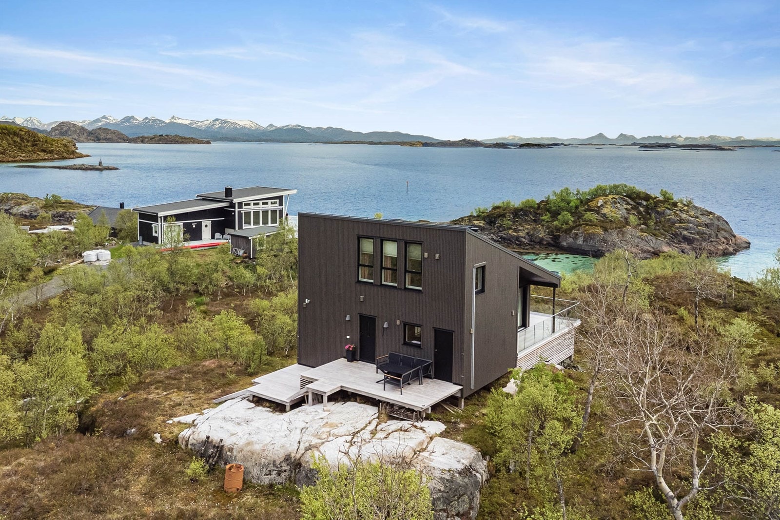 Fritidseiendommen ligger på en høyde med magisk utsikt Galleribilde