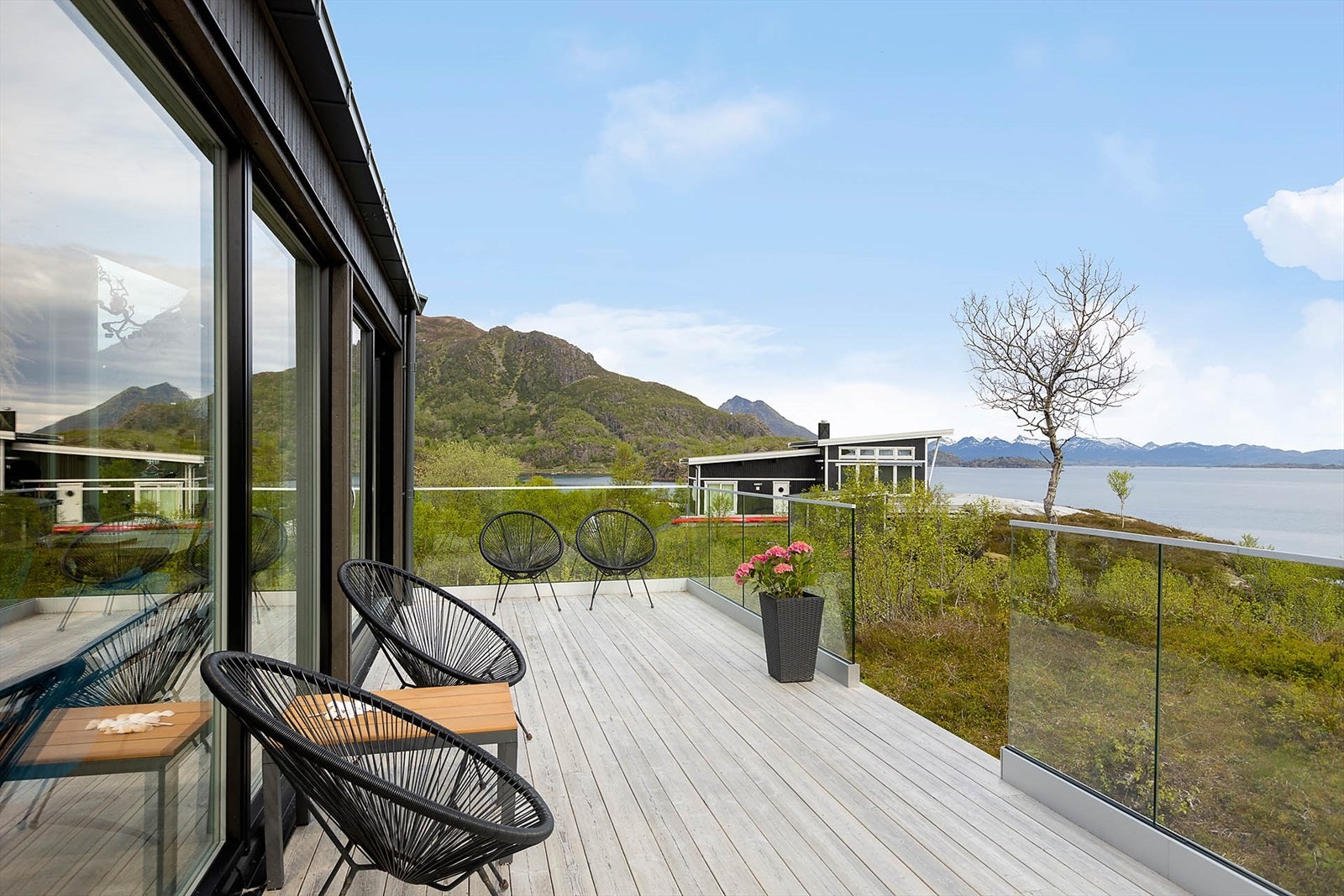 Veranda med god plass til grill og utemøbler Galleribilde