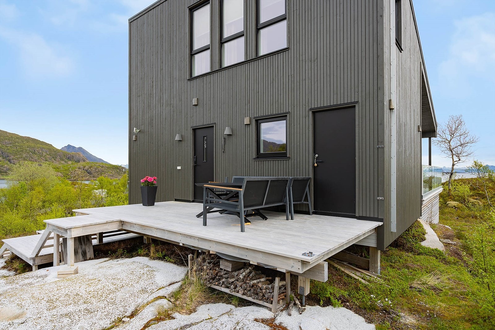 Det følger med 2 uteboder Galleribilde