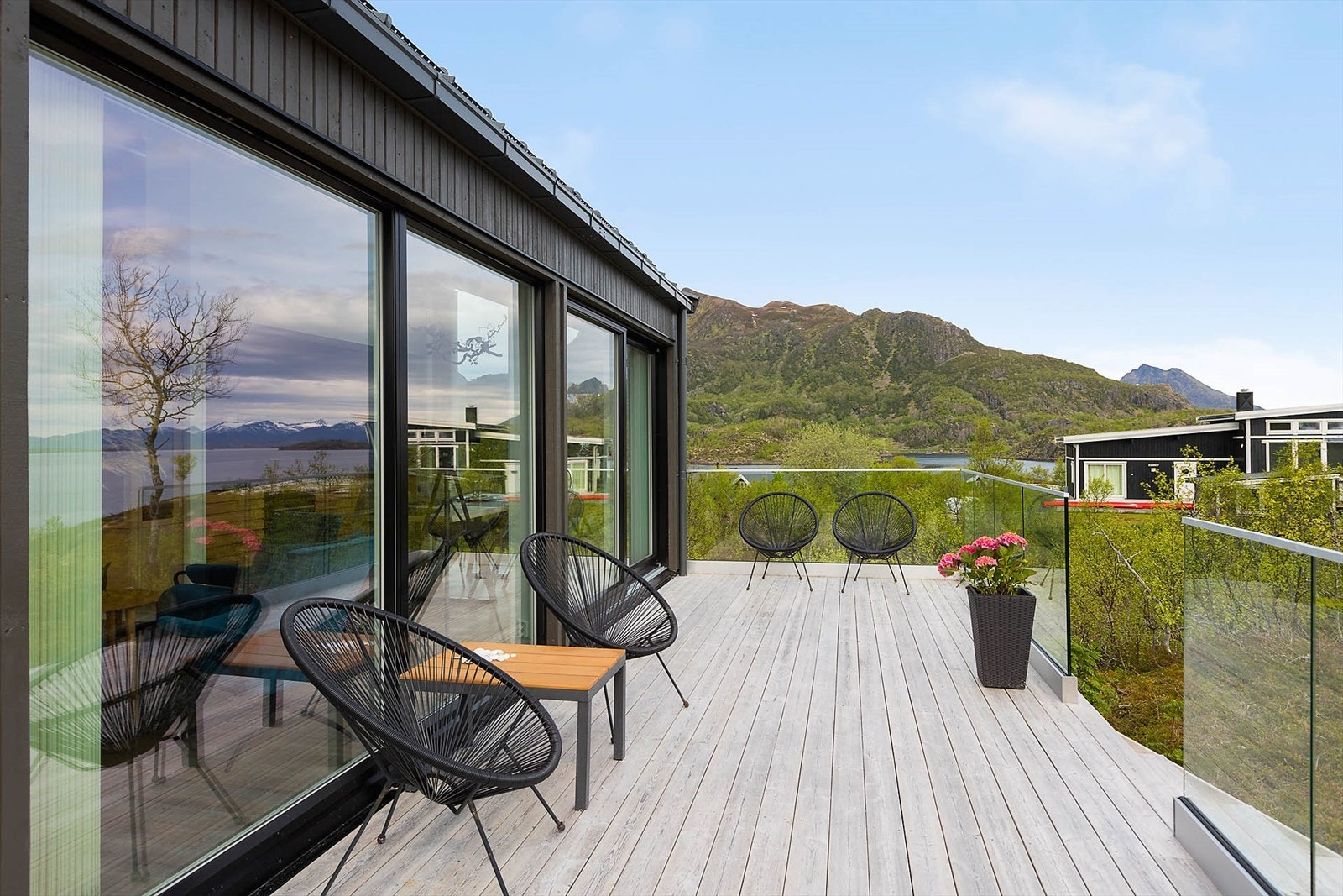 Veranda med god plass til grill og utemøbler Galleribilde