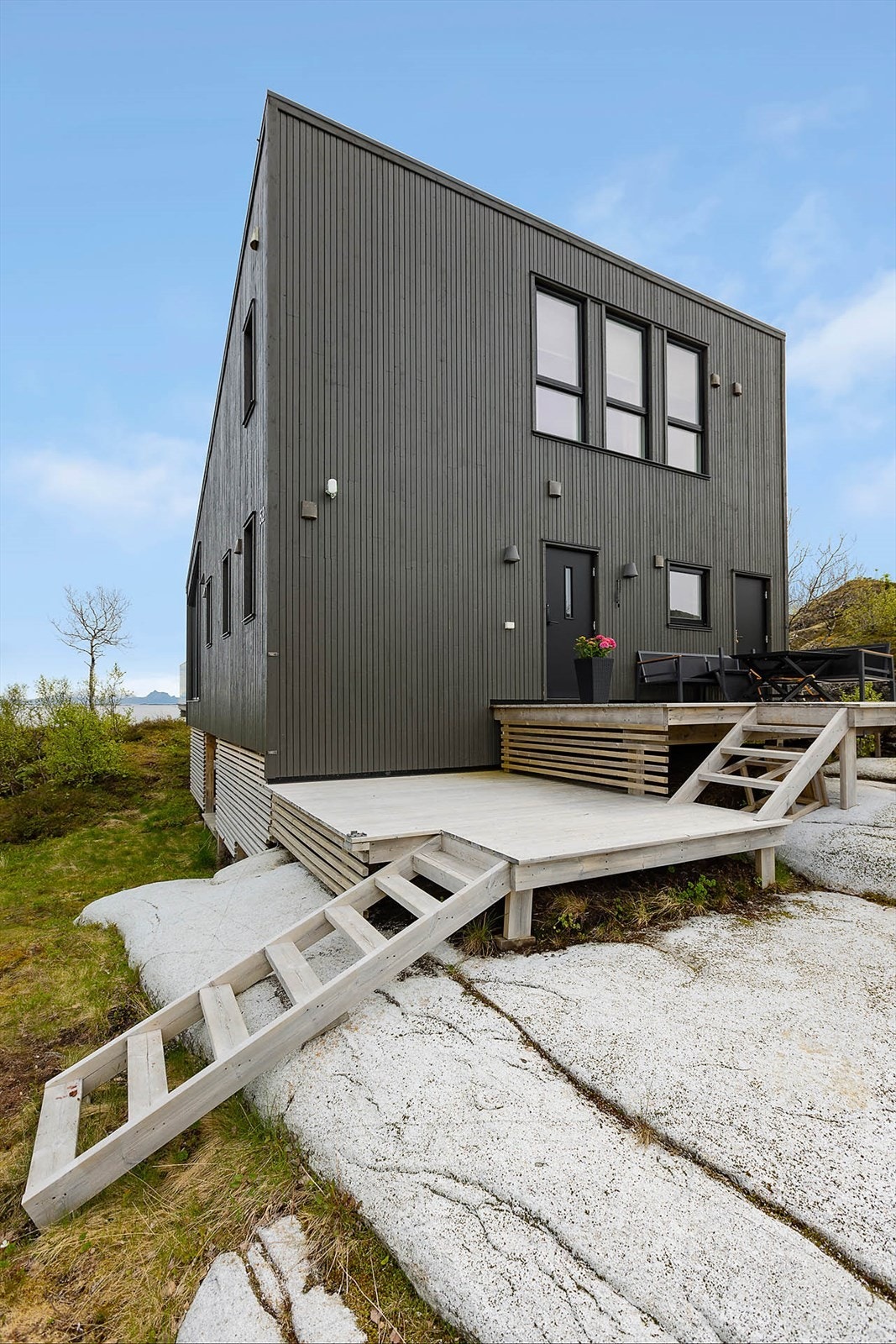 Pent berg i front av hytten Galleribilde