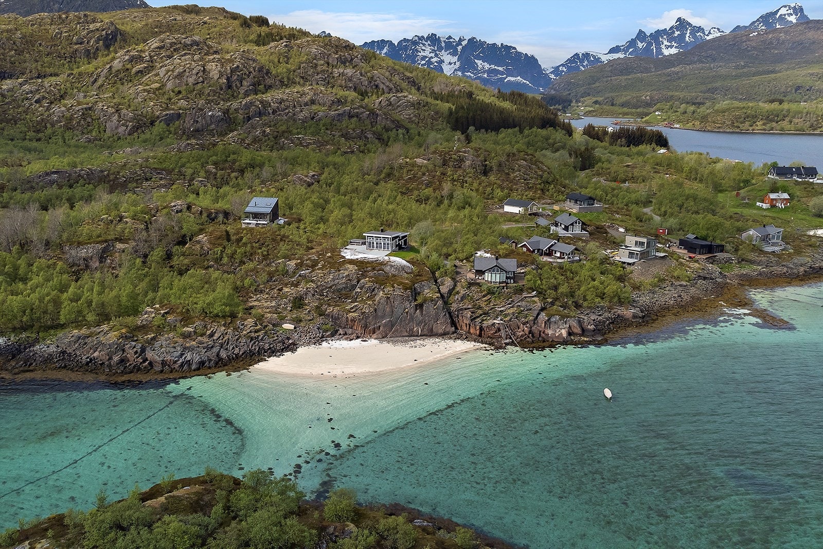 Fritidsboligen ligger like ved en vakker strand Galleribilde