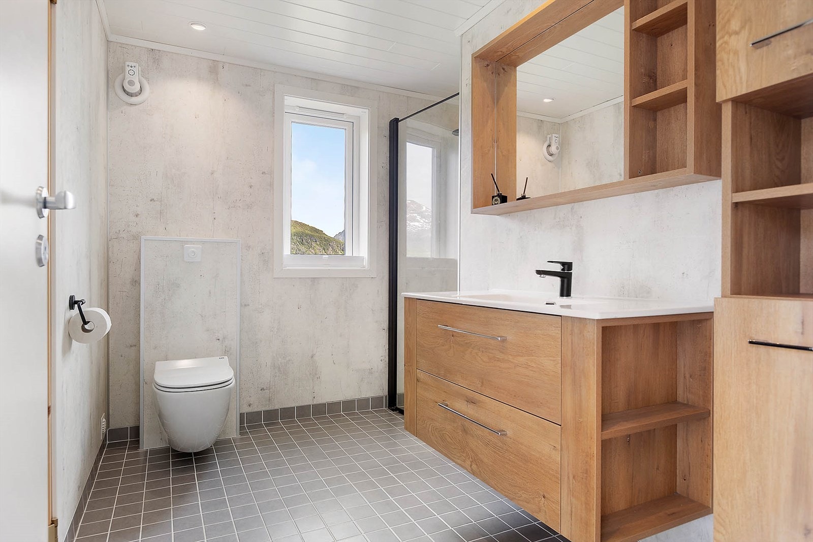 Lekkert bad med en pen innredning med god skuffe- og skapplass Galleribilde