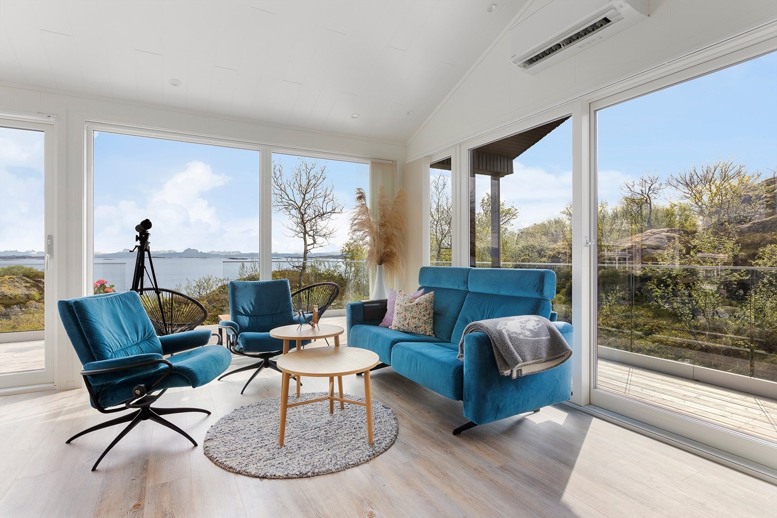 Store vindusflater og 2 skyvedører Galleribilde