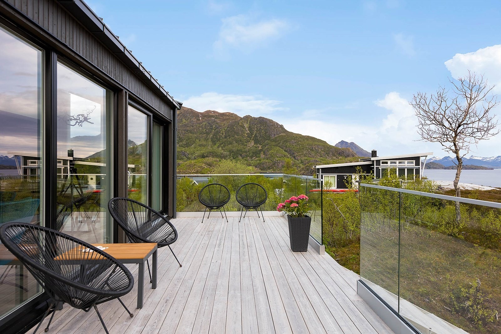 Nedgang fra veranda til uteområdet Galleribilde