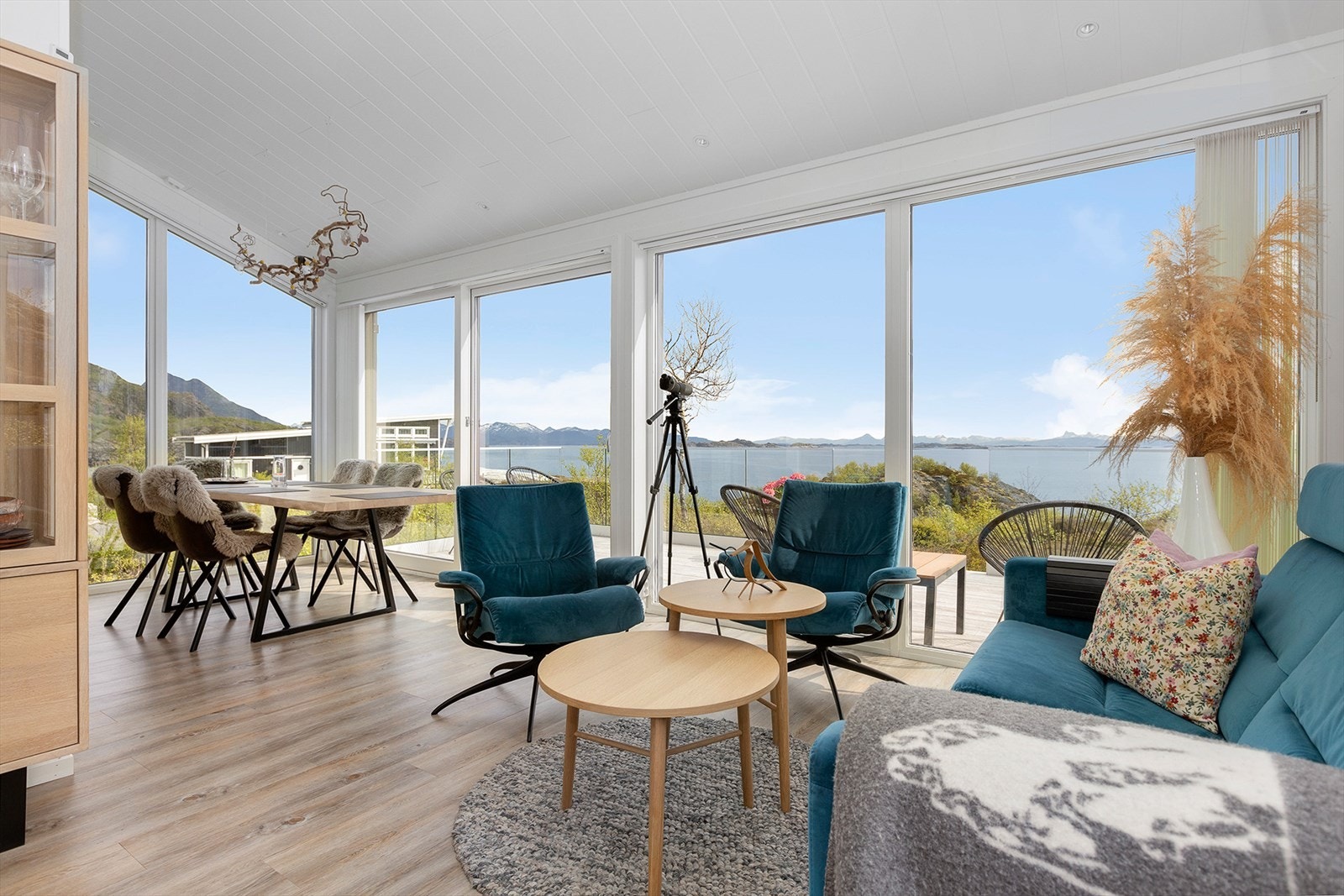 Fritidsbilig med panoramautsikt til hav, fjell og øyer Galleribilde