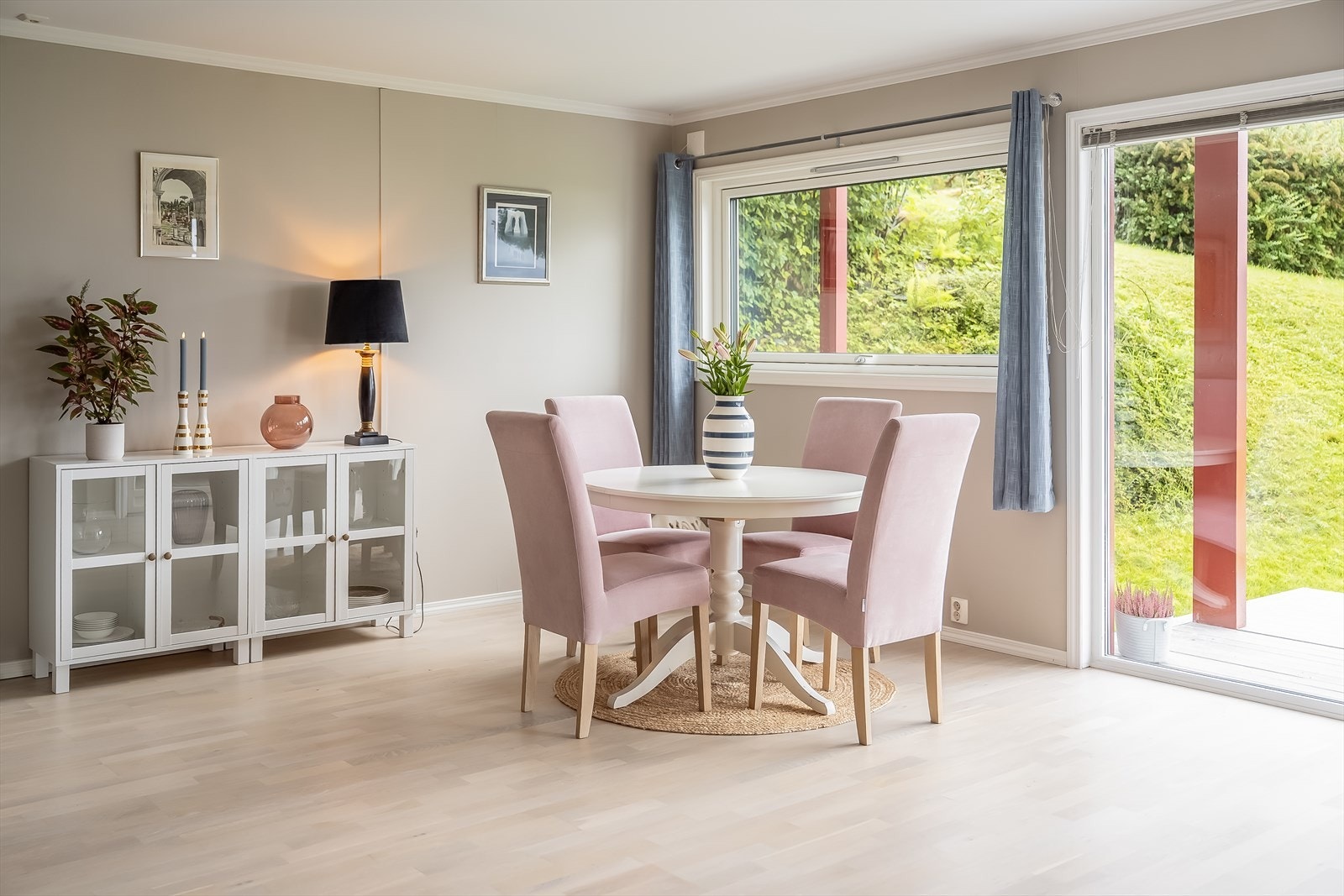 Her får du en lys og åpen stue på hele 38,5m². Galleribilde