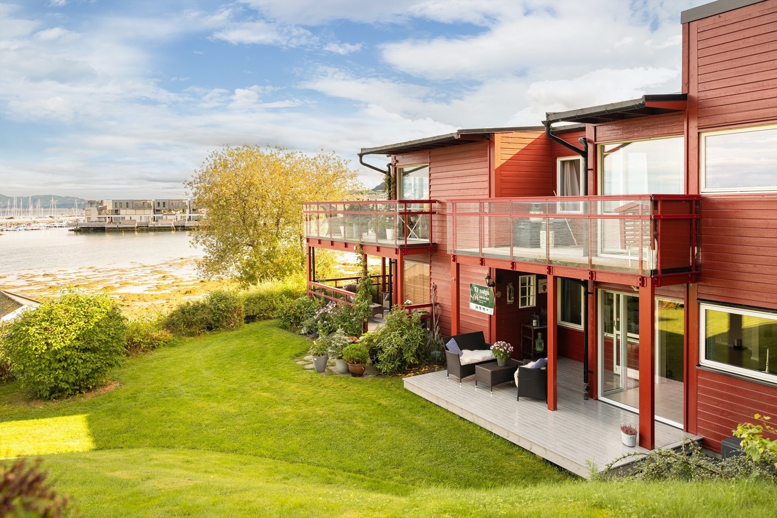 Boligen er skjermet for gjennomgangstrafikk og ligger fint til i enden av blindvei. Til tross for skjermet beliggenhet er det gode kommunikasjonsmuligheter med hyppige buss- og togavganger i nærområdet. Galleribilde