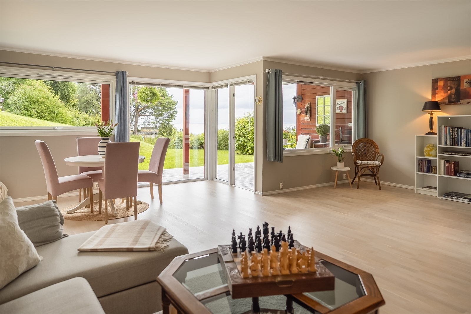 Velkommen til Hasselbakken Terrasse - En oppgradert og lys leilighet på 78m² med egen sportsbod på 5m² og parkeringsplass i kjeller. Galleribilde