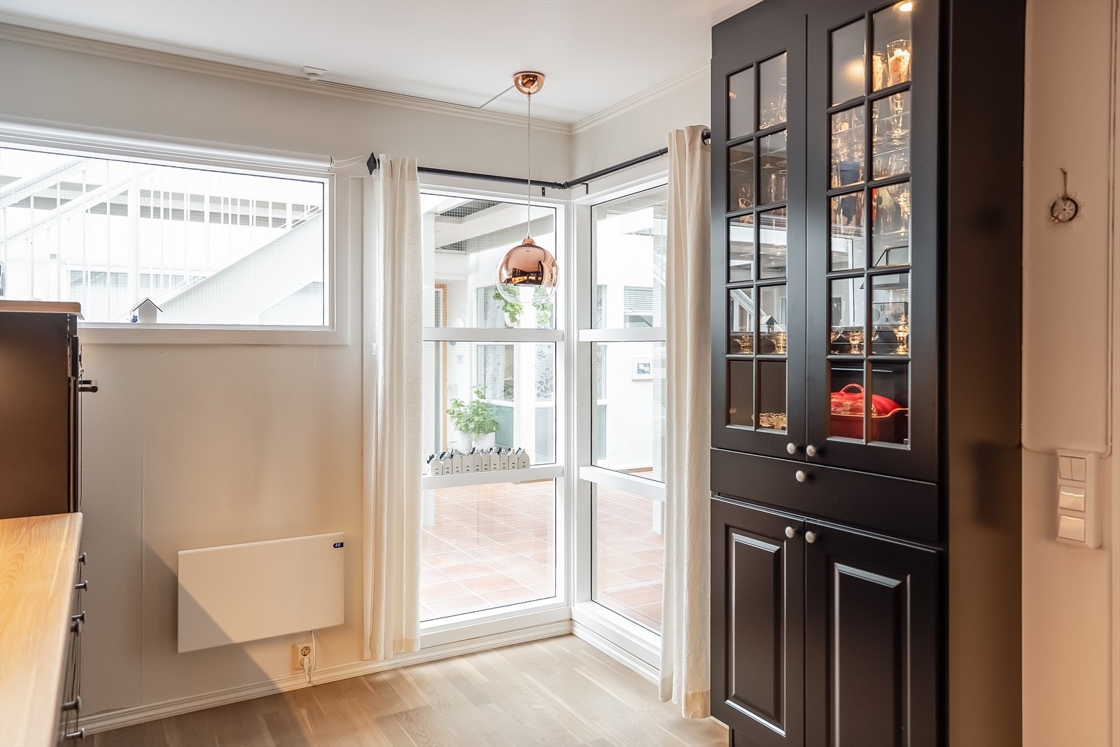 Her er det også plass til et hyggelig frokostbord, dersom du ønsker det. Hele leiligheten har rause vindusflater som gjør at det er gjennomgående gode lysforhold. Galleribilde